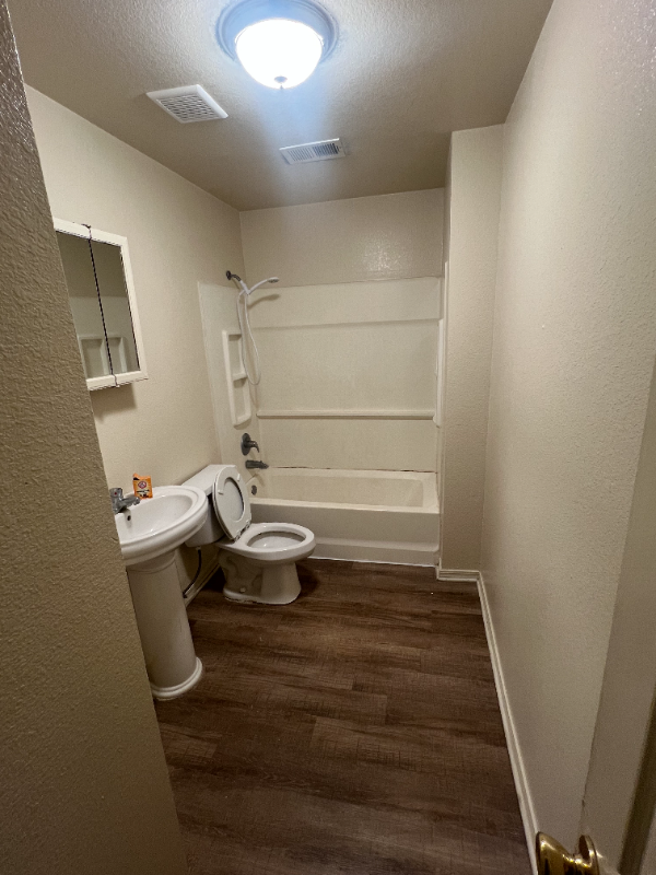 2420 Poplar St - Photo 5 of 8