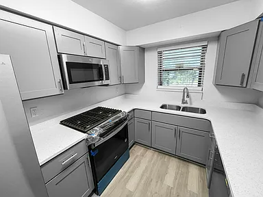 916 Nw 7th Ave - Photo 3 of 9