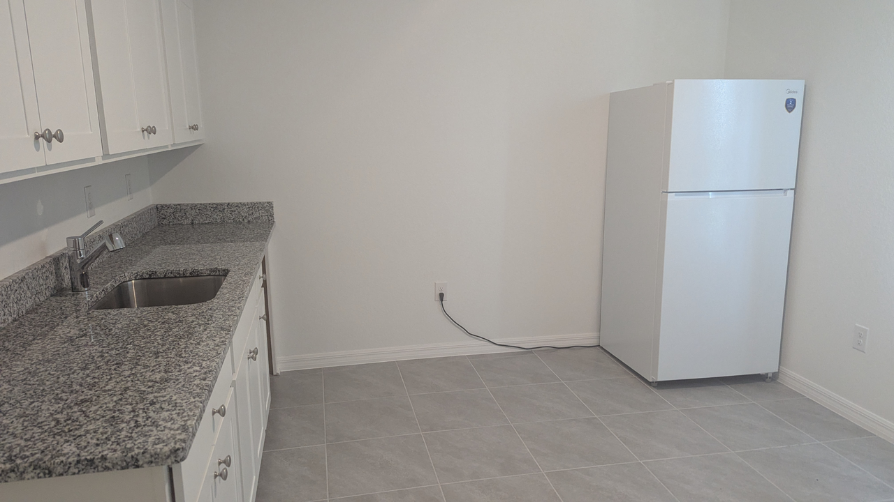 298 Eldron Blvd Se #NA - Photo 4 of 13