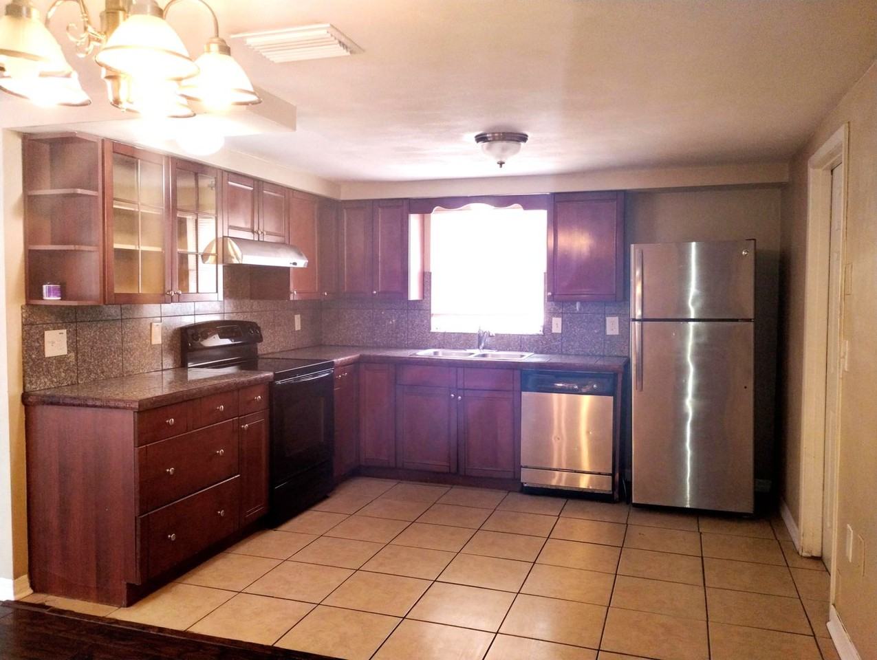 7918 Hawthorn Dr - Photo 2 of 8