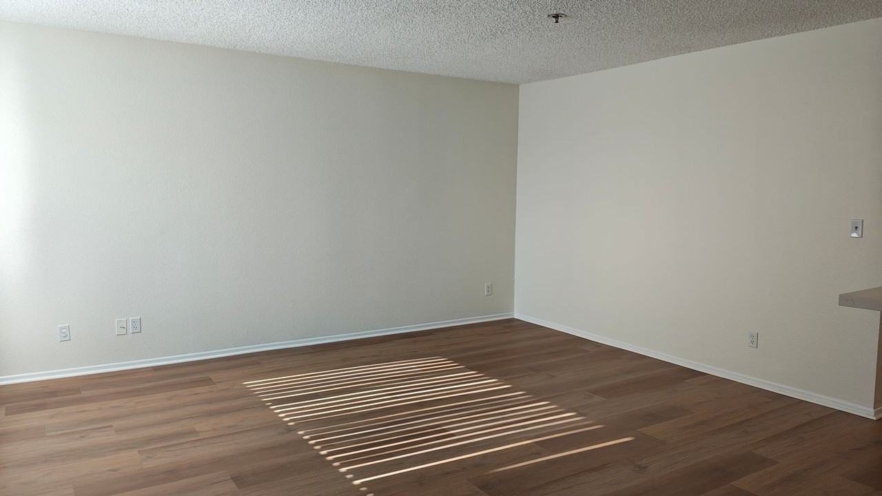 087 - Villa Monaco Apartments - Photo 3 of 25