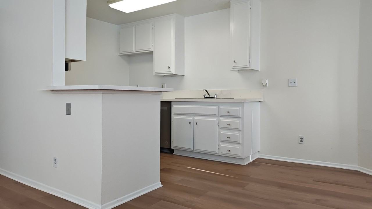 087 - Villa Monaco Apartments - Photo 6 of 25