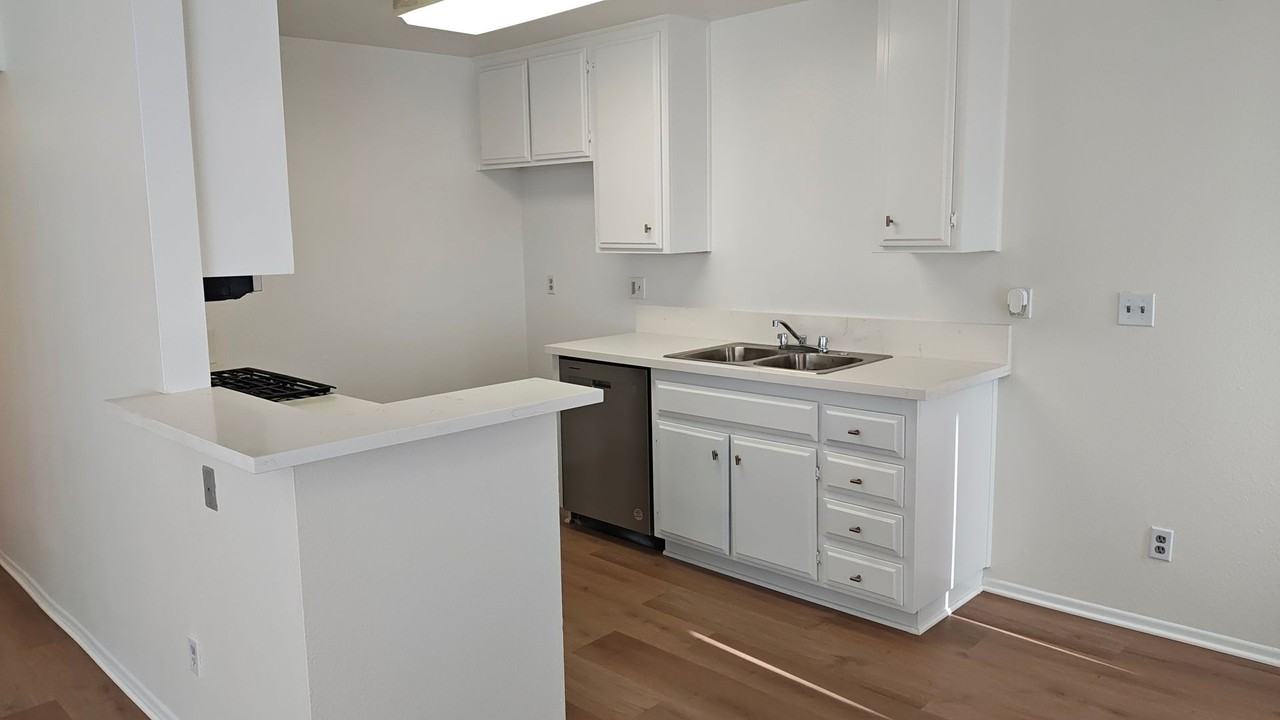 087 - Villa Monaco Apartments - Photo 7 of 25