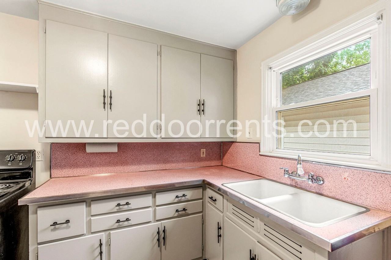 4925 Crittenden Ave - Photo 5 of 26