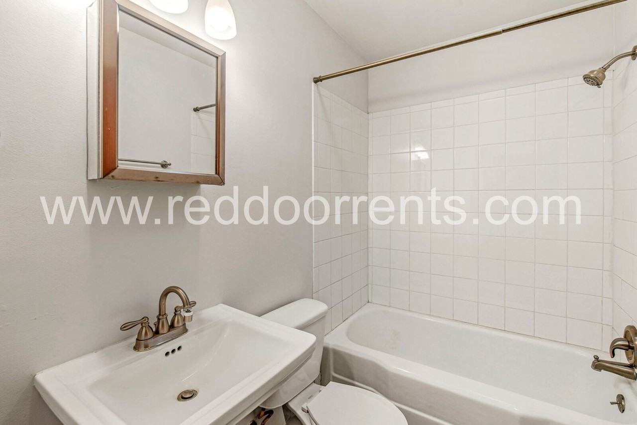 4925 Crittenden Ave - Photo 6 of 26