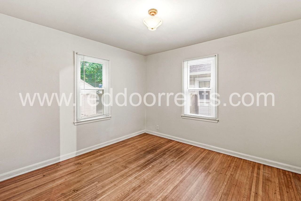 4925 Crittenden Ave - Photo 7 of 26