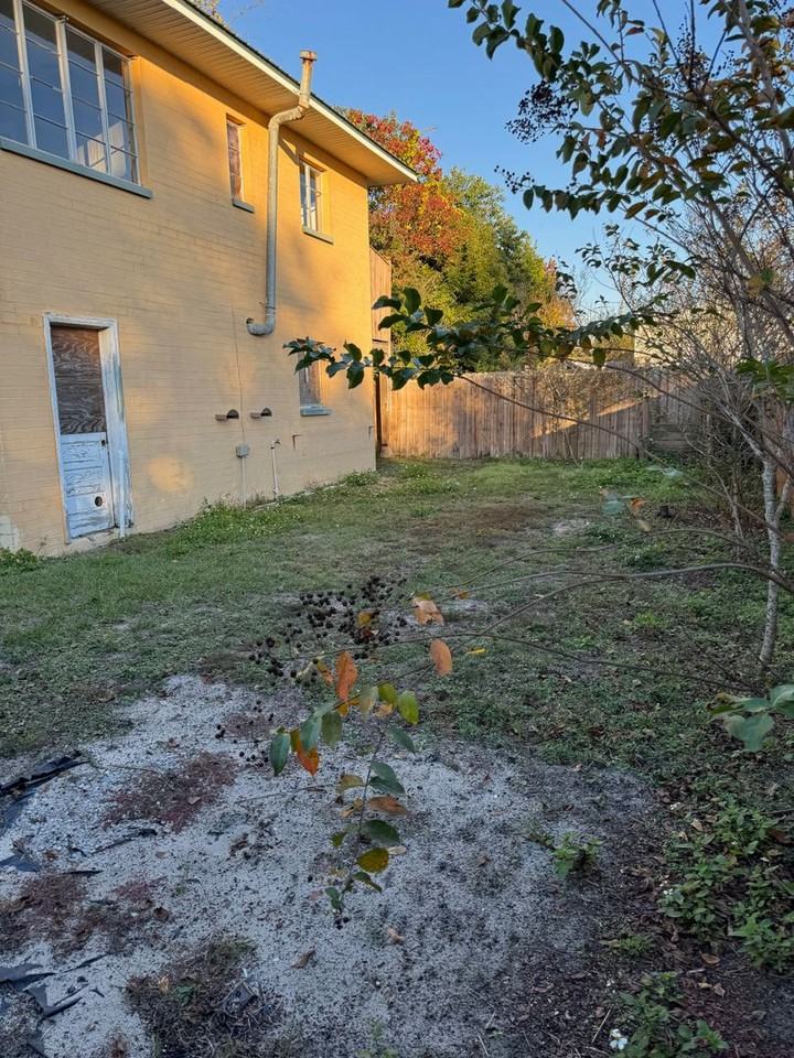 204 E 10th St - Photo 2 of 9