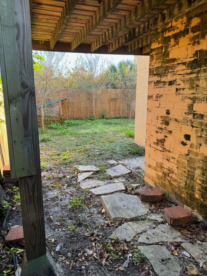 204 E 10th St - Photo 4 of 9