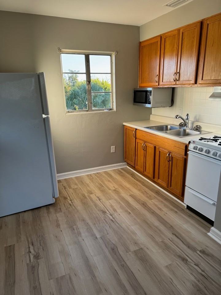 204 E 10th St - Photo 6 of 9