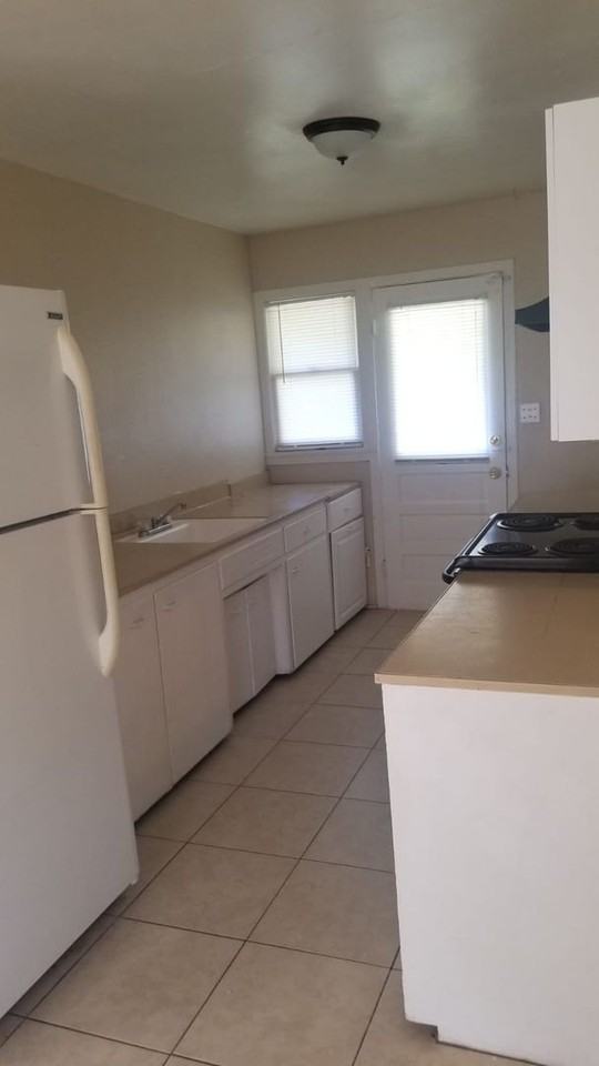 1119 Olive St - Photo 2 of 11