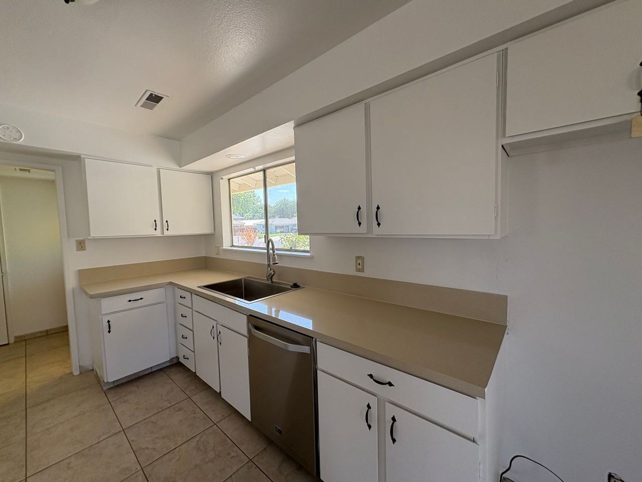 202 Terrace Dr - Photo 5 of 17