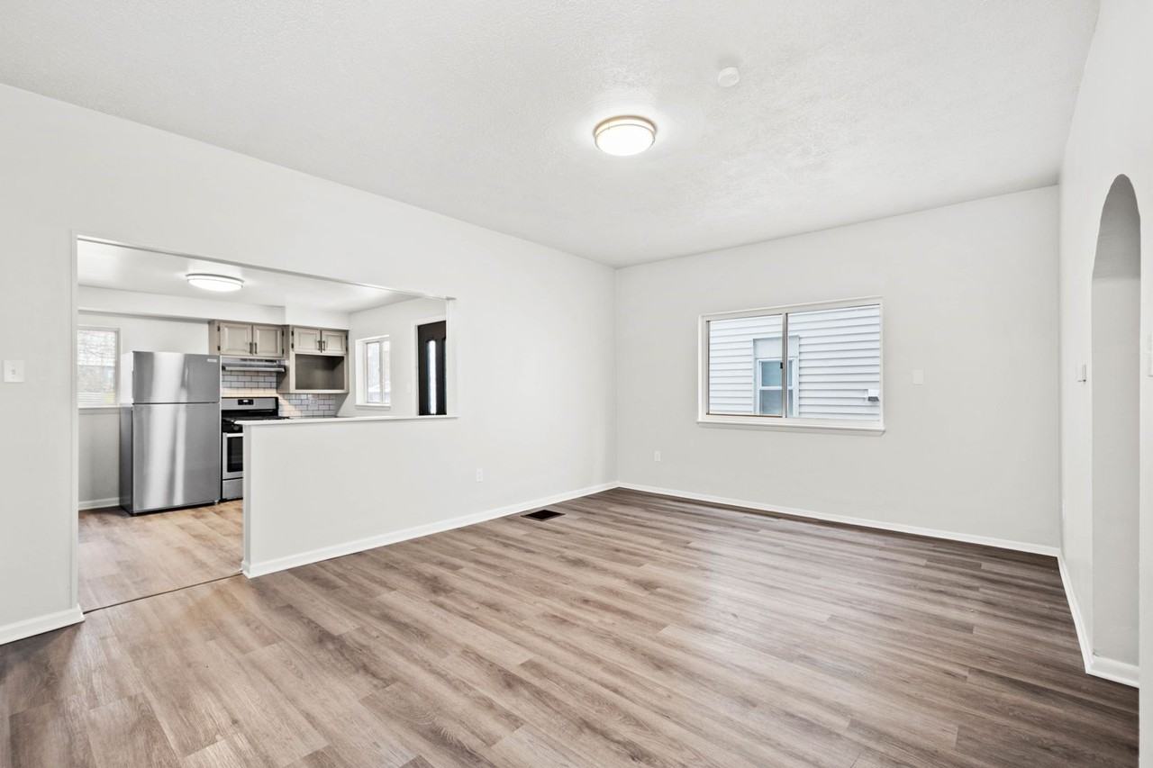 112 Margaret St - Photo 3 of 21