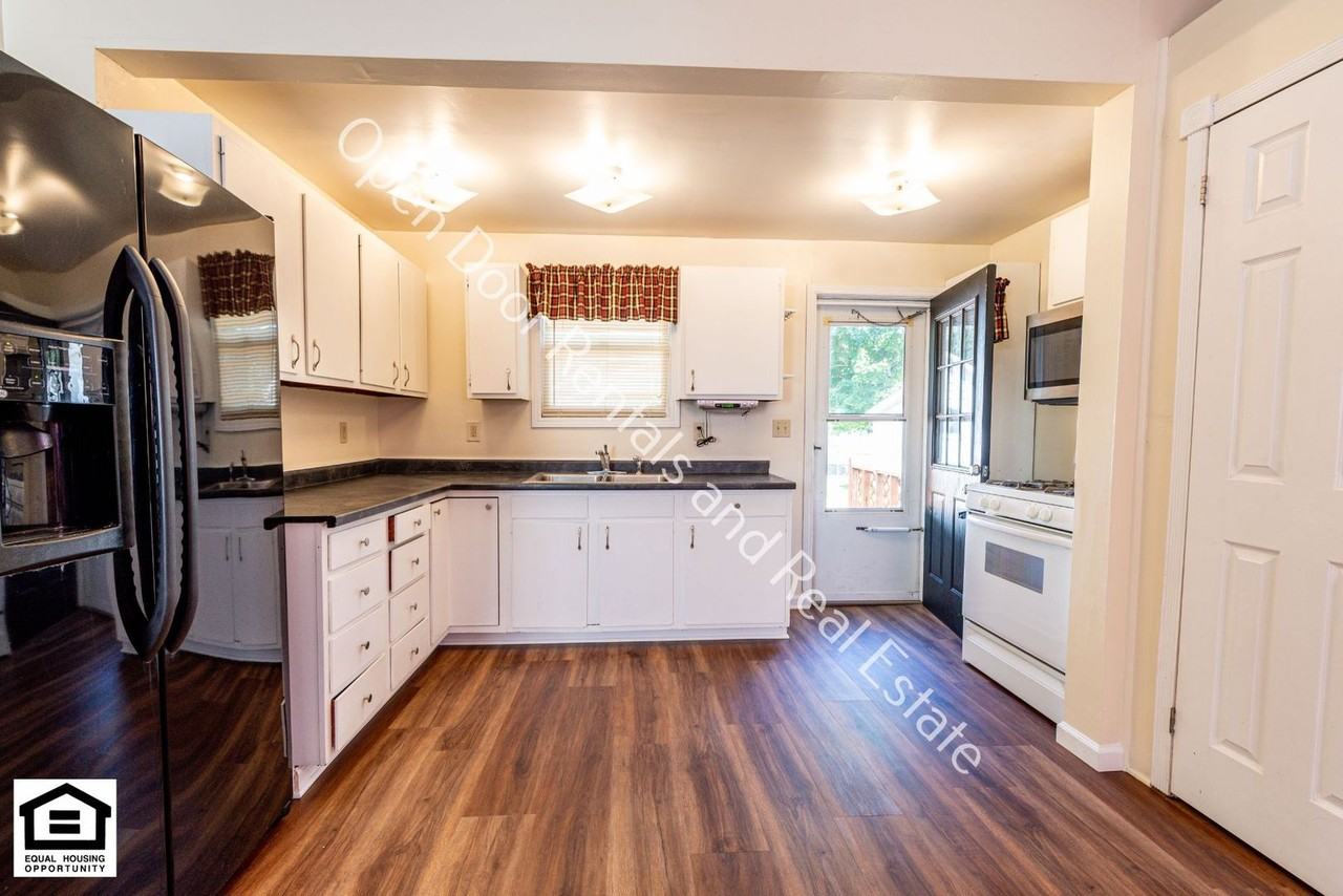 708 E 9th St - Photo 3 of 19