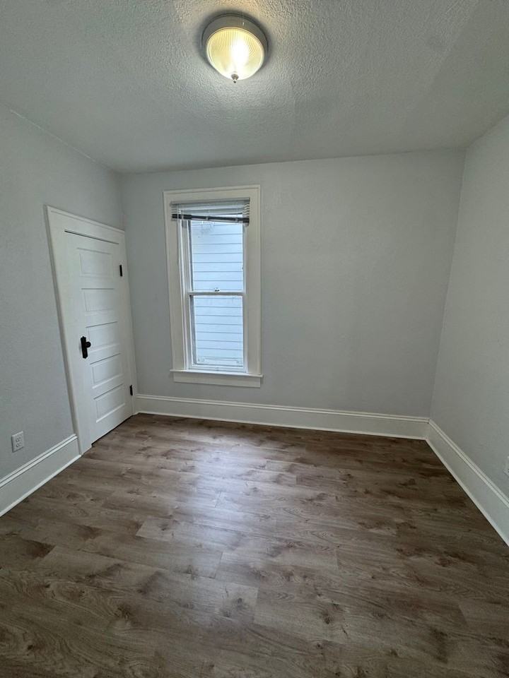 1018 Saint Marys Ave - Photo 3 of 11