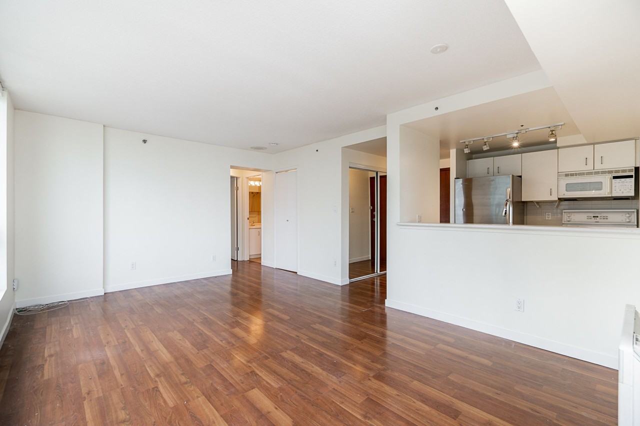 588 Broughton Street - Photo 8