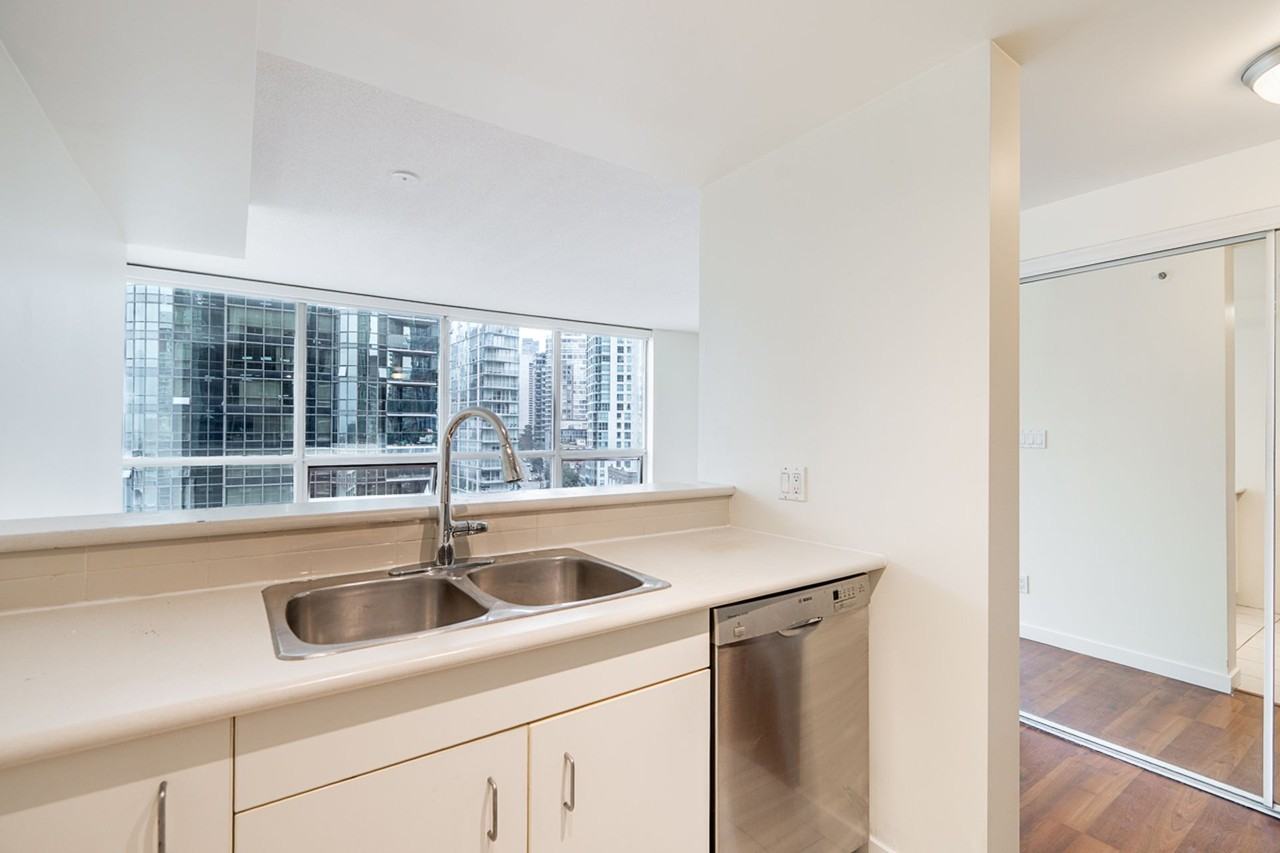 588 Broughton Street - Photo 9