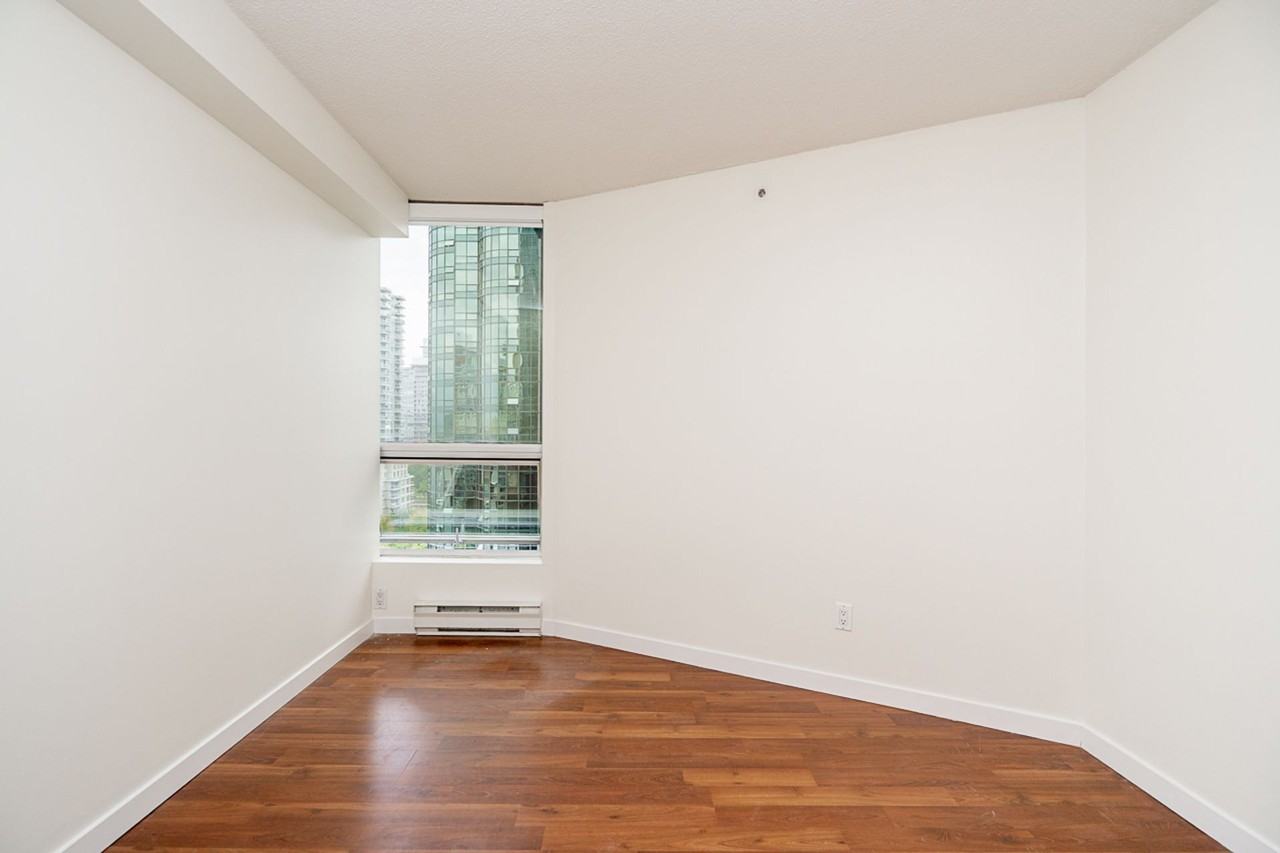 588 Broughton Street - Photo 13