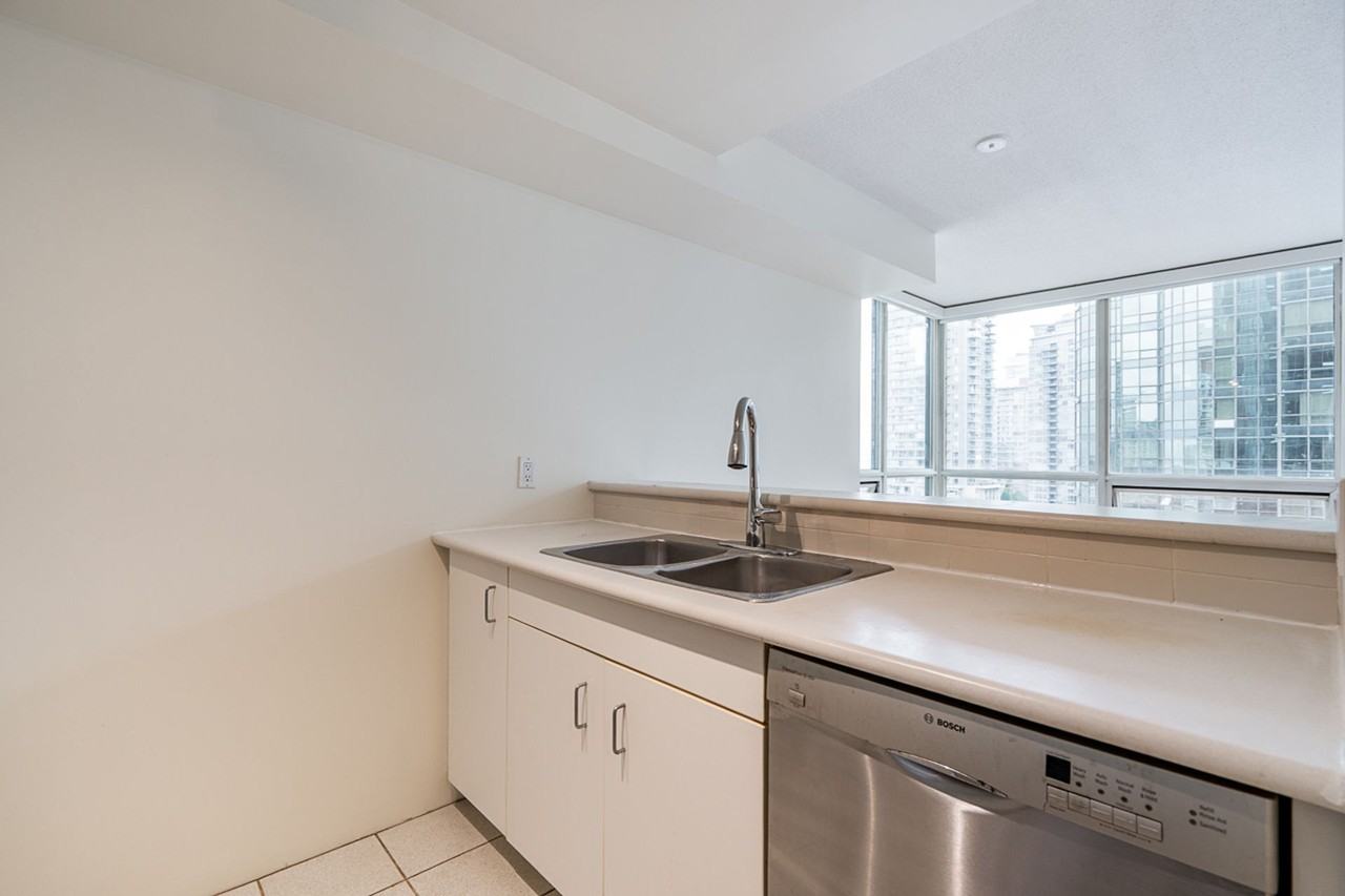 588 Broughton Street - Photo 11