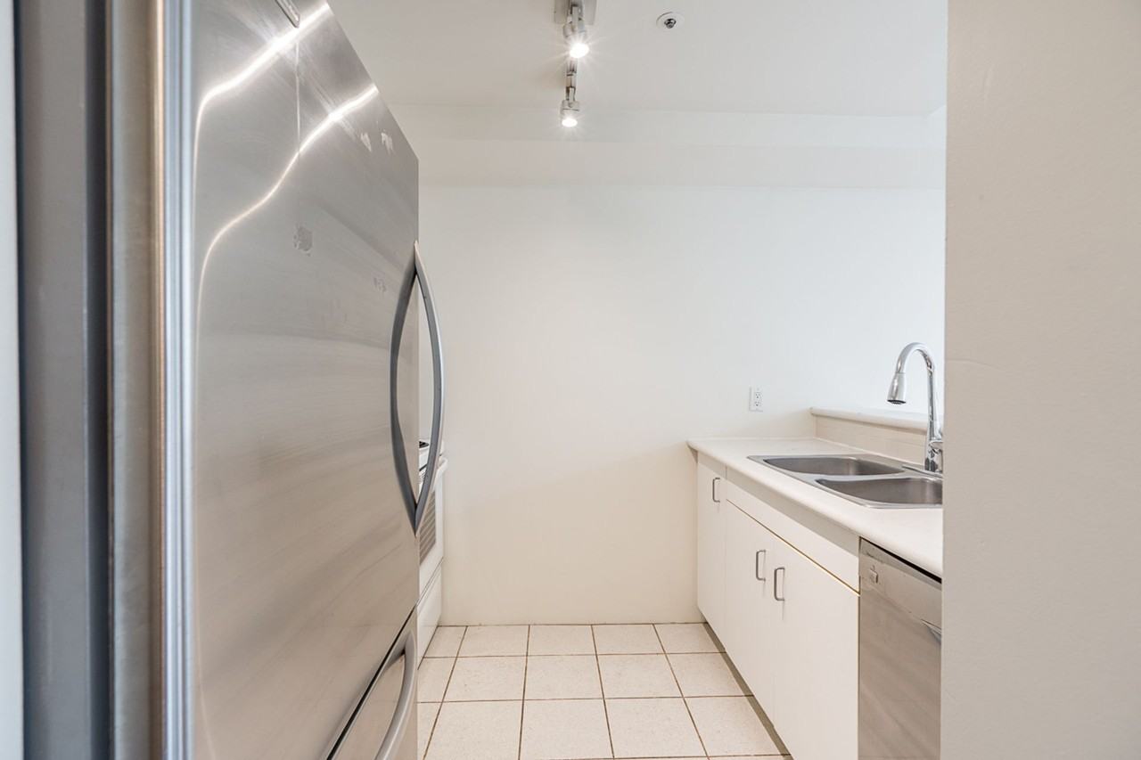 588 Broughton Street - Photo 10