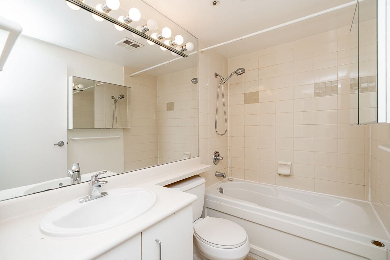 588 Broughton Street - Photo 16