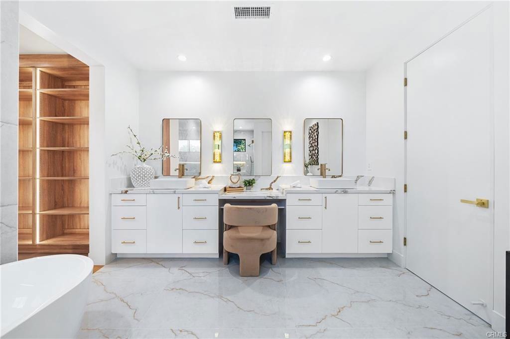 5943 Hesperia Ave - Photo 2 of 8