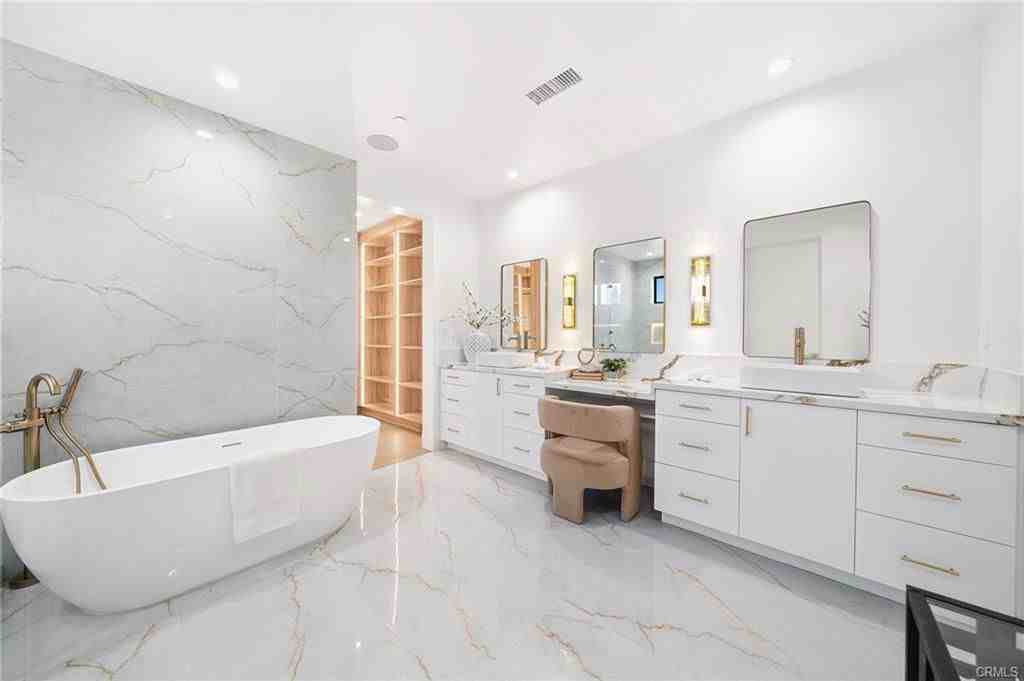 5943 Hesperia Ave - Photo 3 of 8