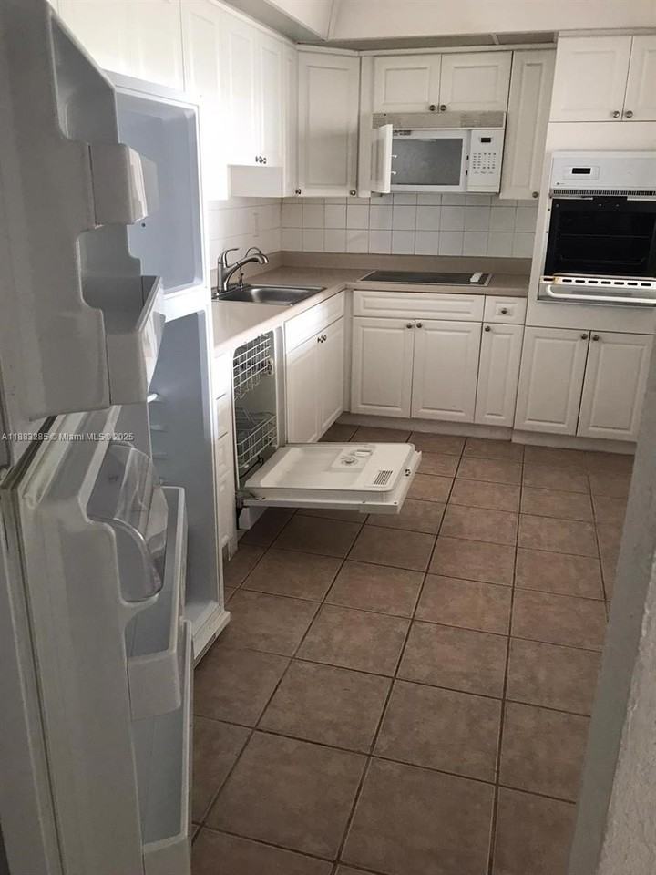 19380 Collins Ave #319 - Photo 3 of 12