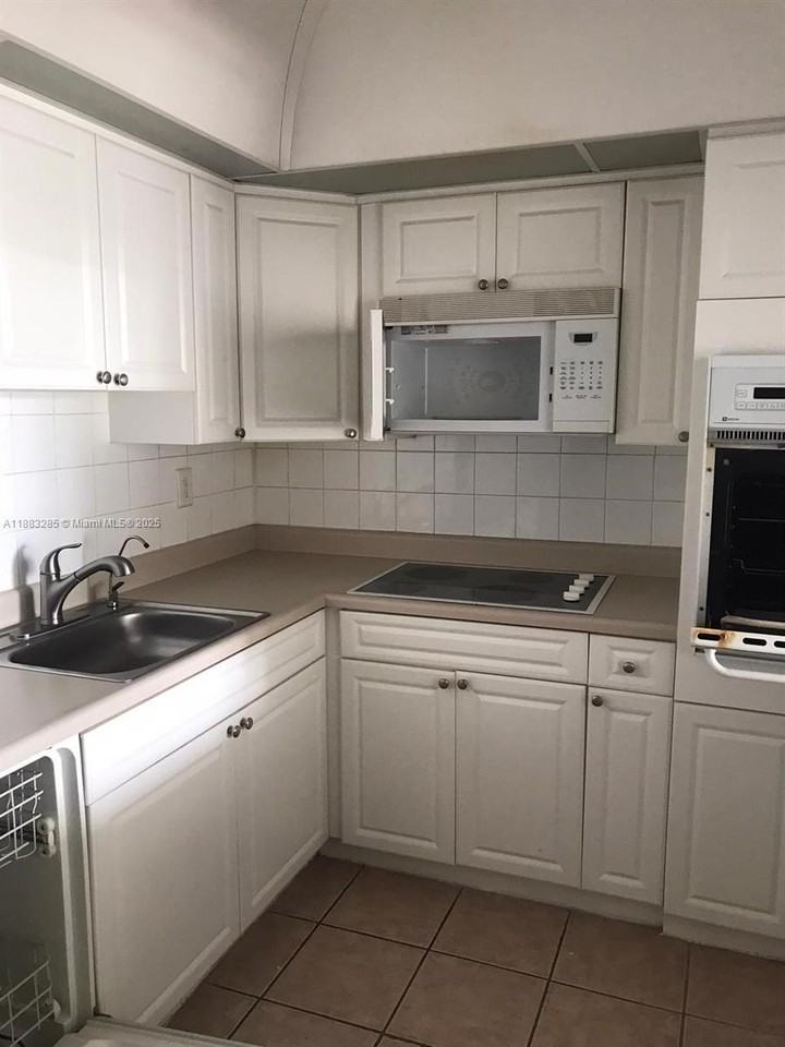 19380 Collins Ave #319 - Photo 4 of 12