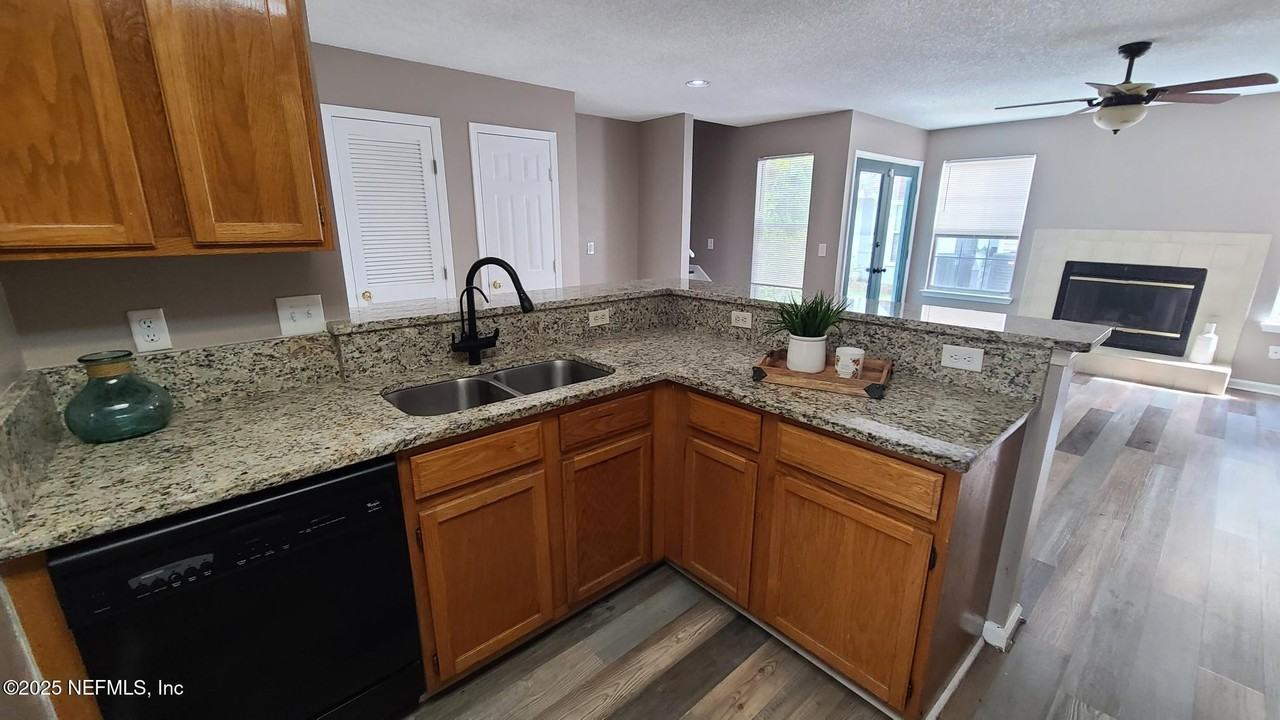 8193 Loch Avon Ct - Photo 7 of 25