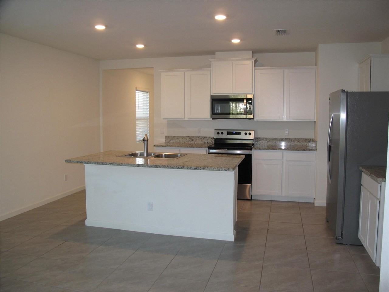 12221 Sw Nettuno Way - Photo 7 of 33