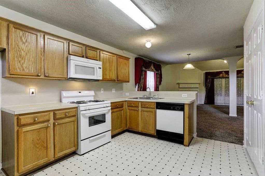 3306 Signal Hill Drive - Photo 3 of 10