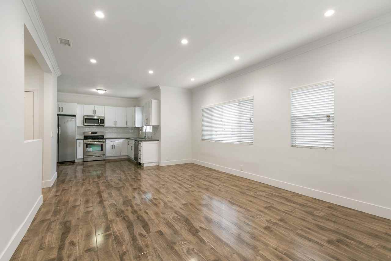 913 South Kenmore Avenue - Photo 3 of 11