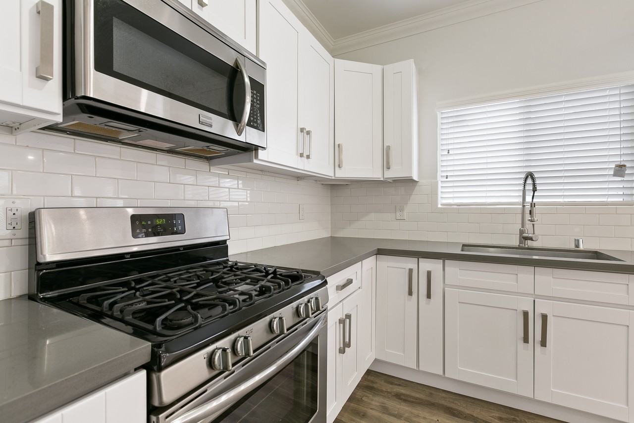 913 South Kenmore Avenue - Photo 2 of 11