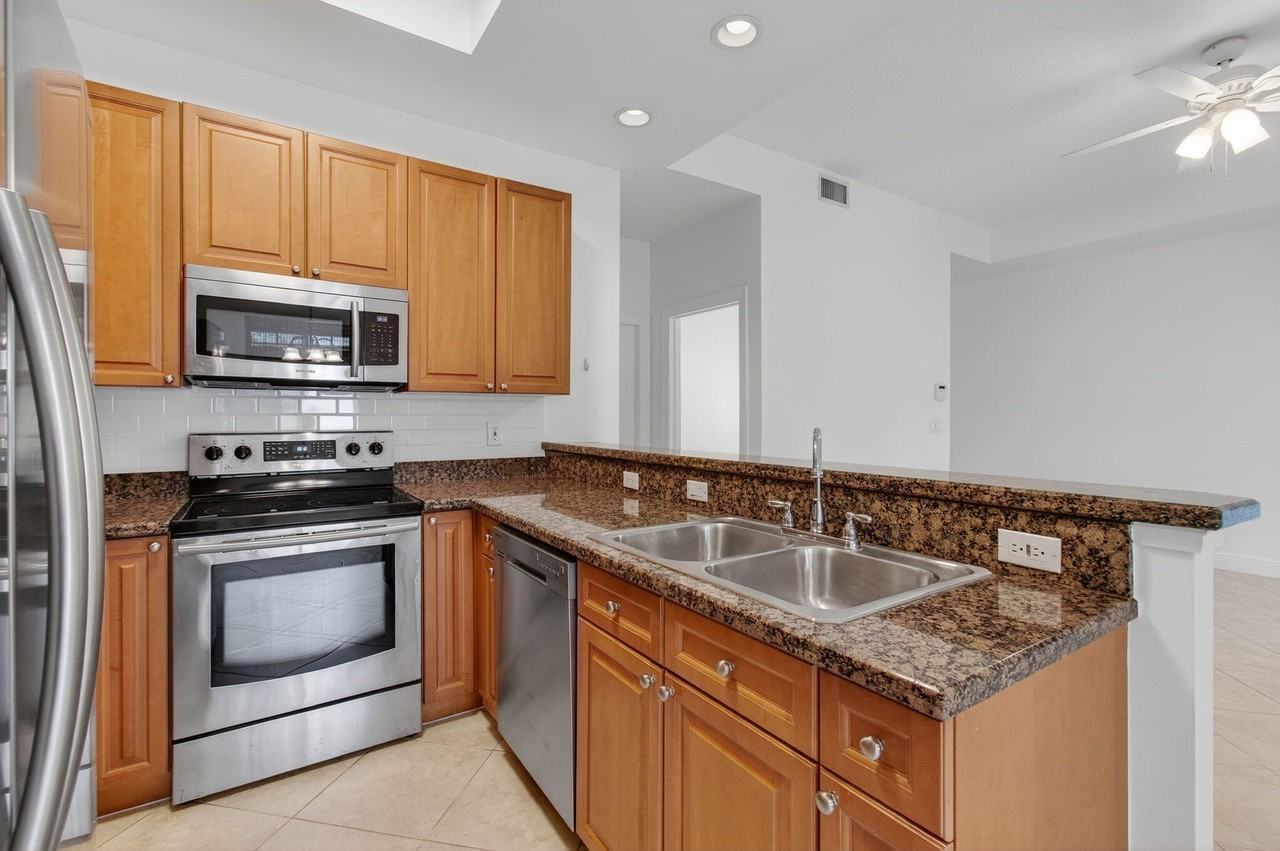 518 N Federal Hwy #15 - Photo 2 of 50