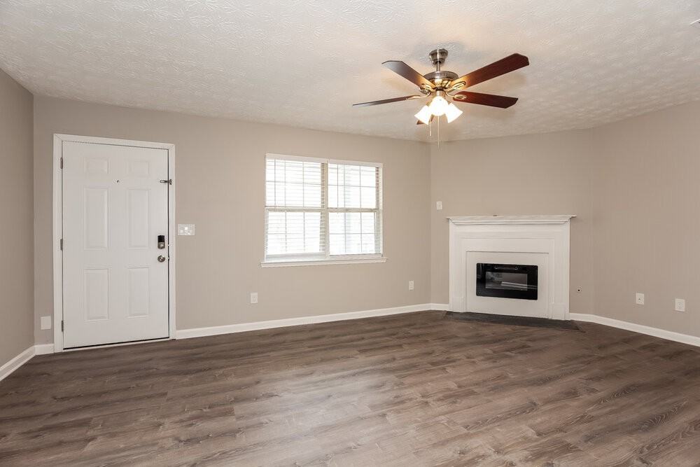 915 Walnut Creek Ln - Photo 3 of 16