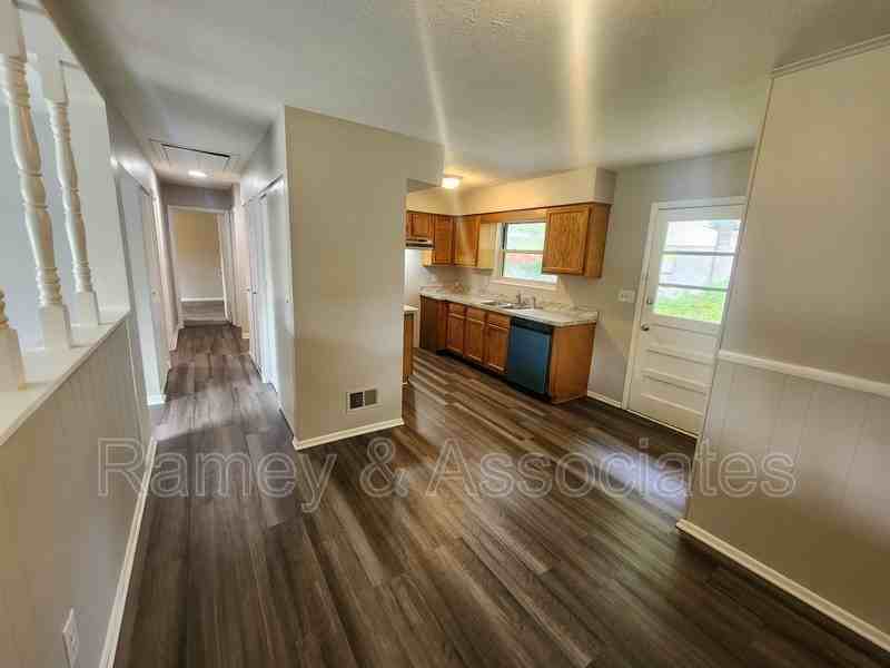 10210 Neal Dr - Photo 6 of 23