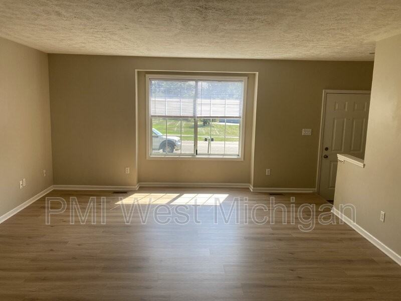 2673 Woodmeadow Dr Se - Photo 2 of 16