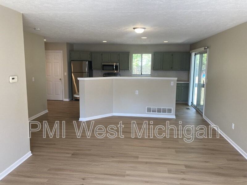 2673 Woodmeadow Dr Se - Photo 3 of 16