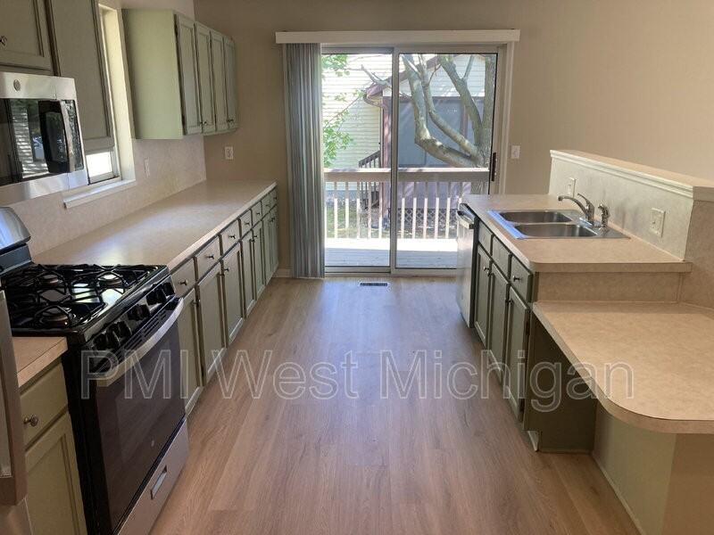 2673 Woodmeadow Dr Se - Photo 4 of 16