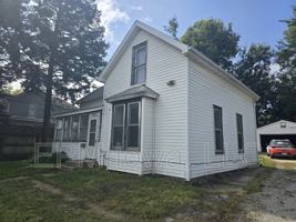 featured image of 740 W 11th St