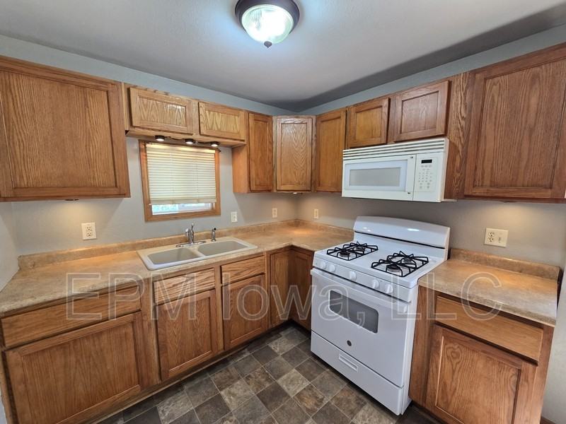 422 Cutler St - Photo 2 of 20