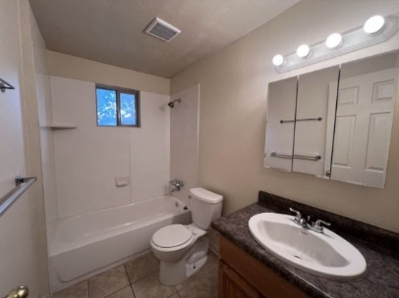 615 E St - Photo 4 of 25