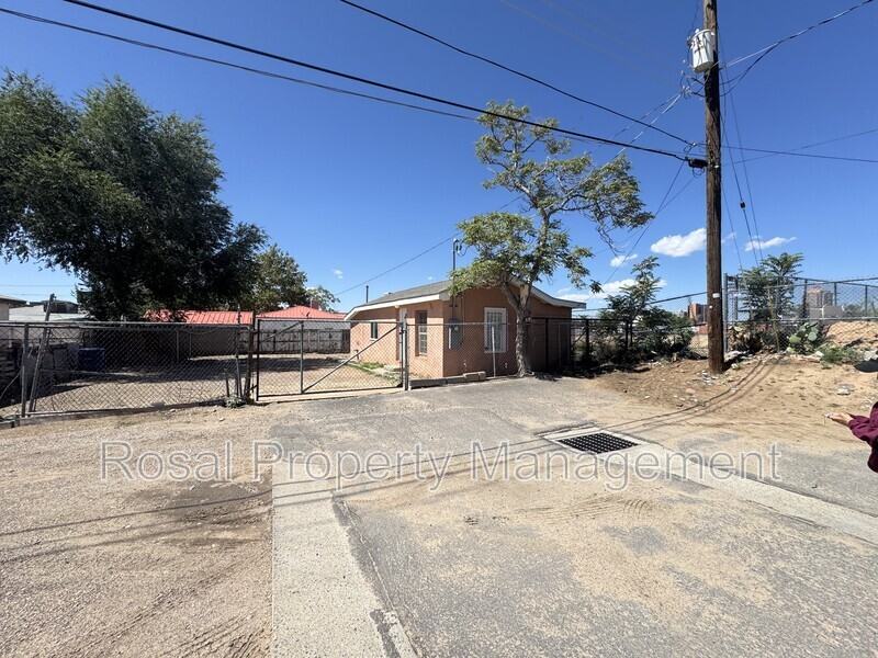 724 John St Se #B - Photo 2 of 14