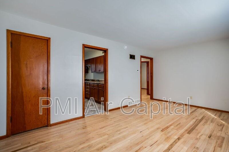 1117 S Handley St - Photo 2 of 9