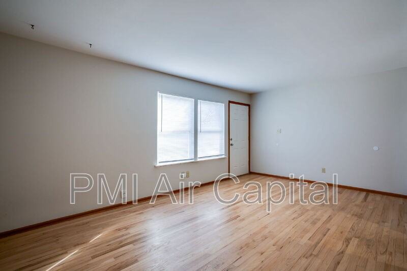 1117 S Handley St - Photo 3 of 9