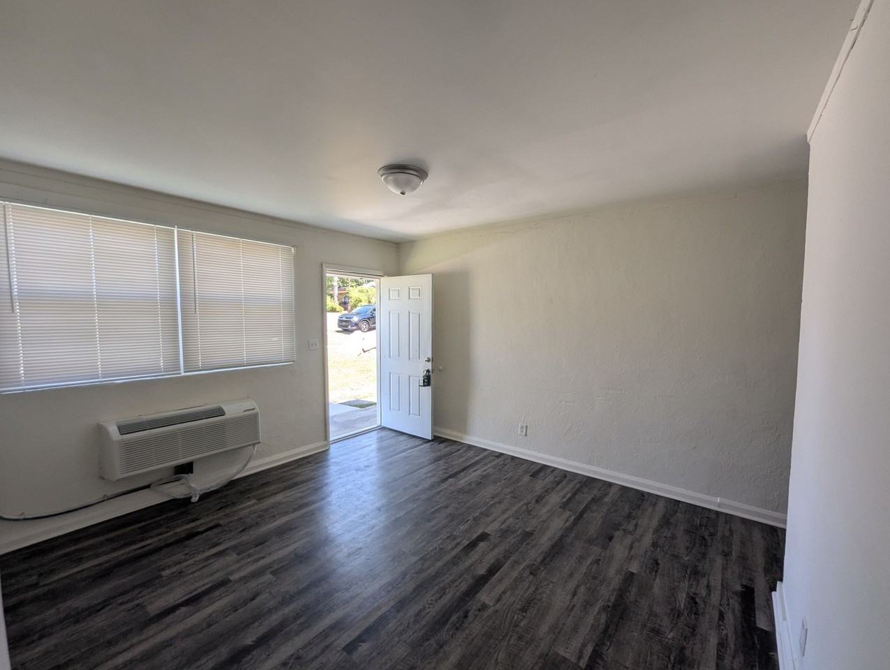 Hillcrest Apartments - Photo 5 of 25