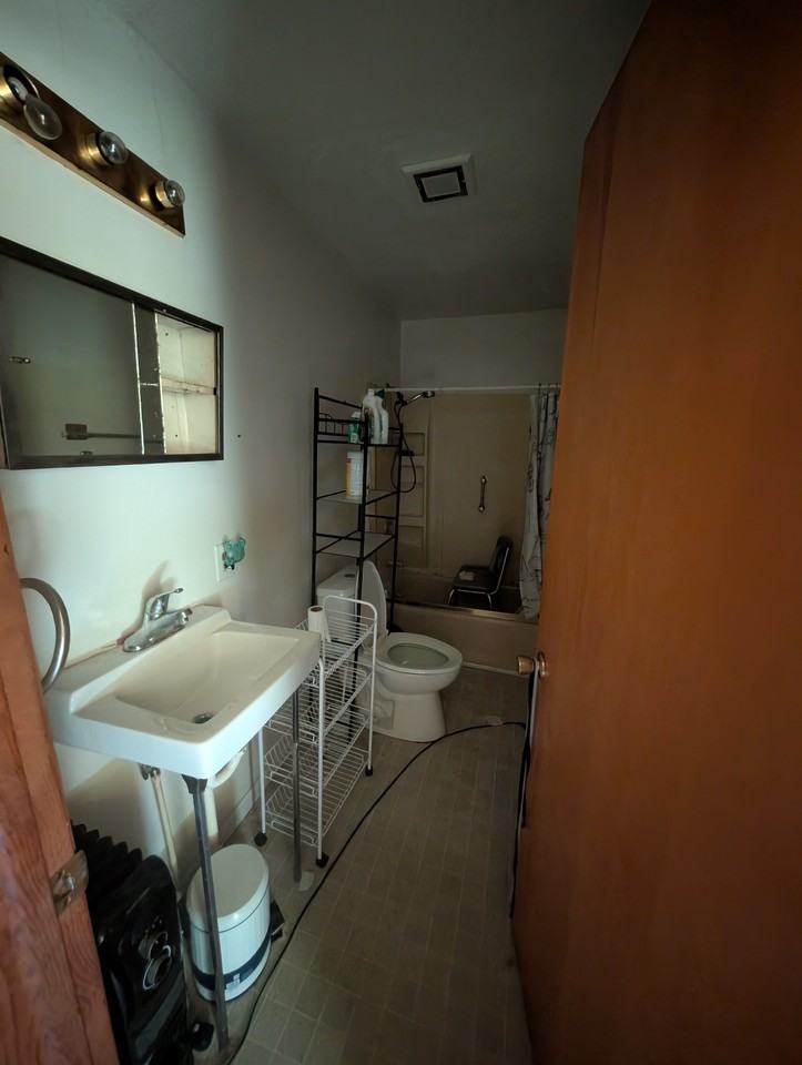 2918 Ne Madison Ave - Photo 2 of 8