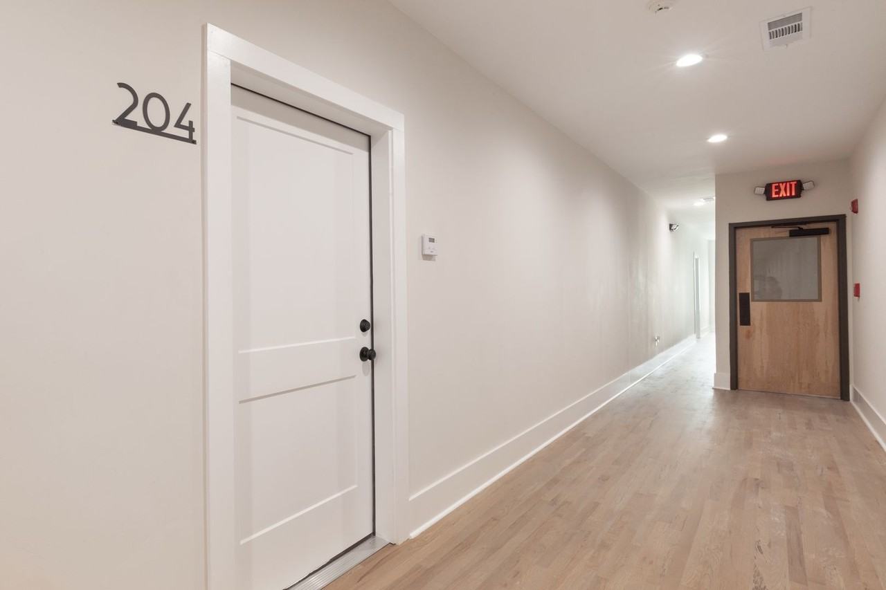 504 Boulevard NE - Photo 2 of 29