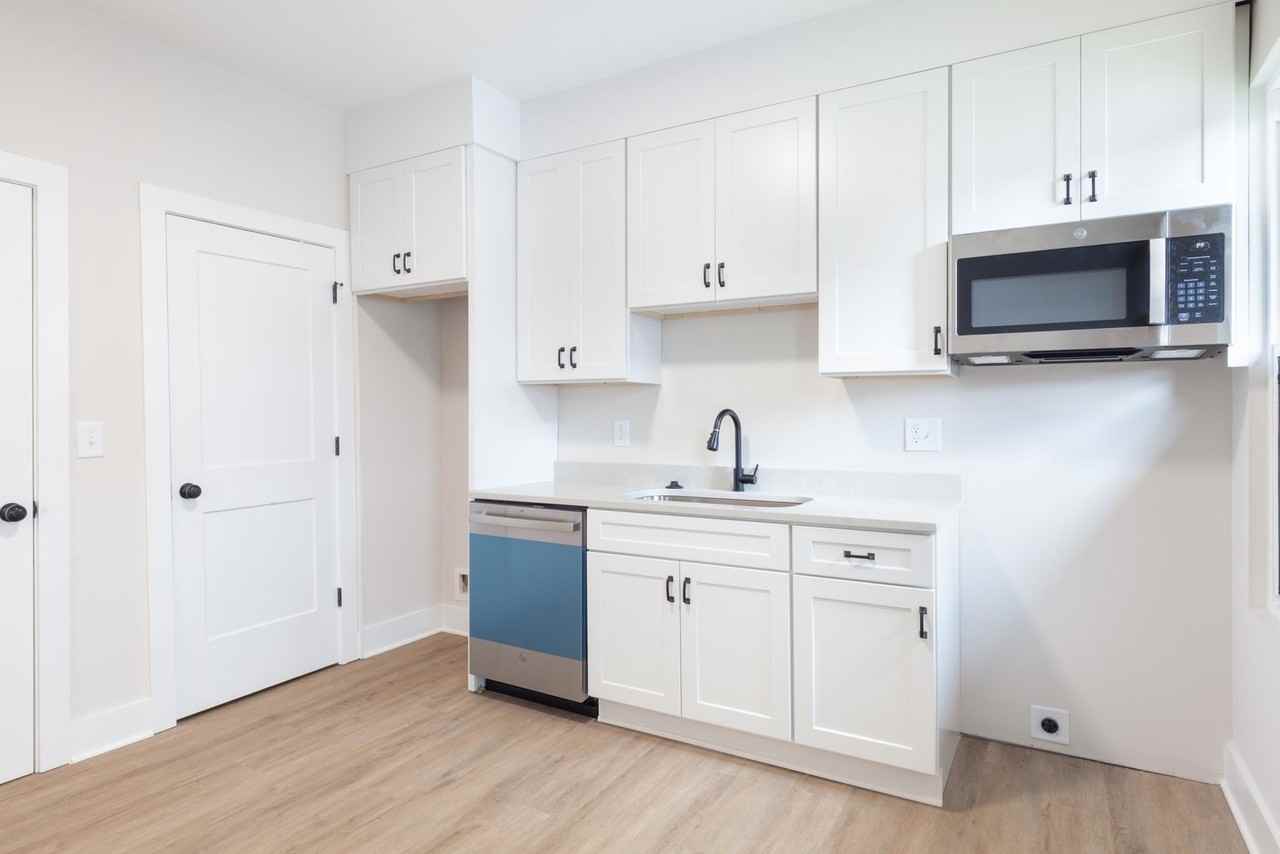 504 Boulevard NE - Photo 3 of 29