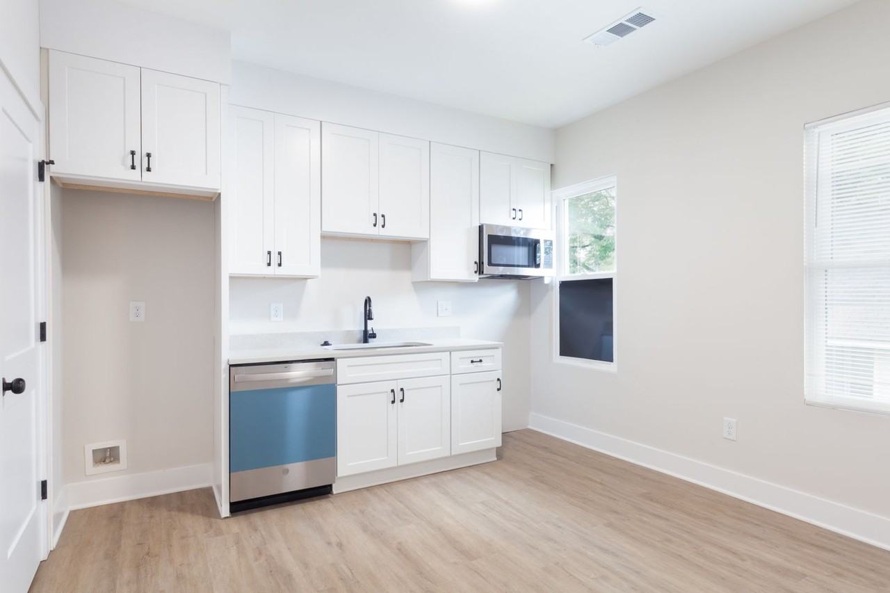 504 Boulevard NE - Photo 4 of 29